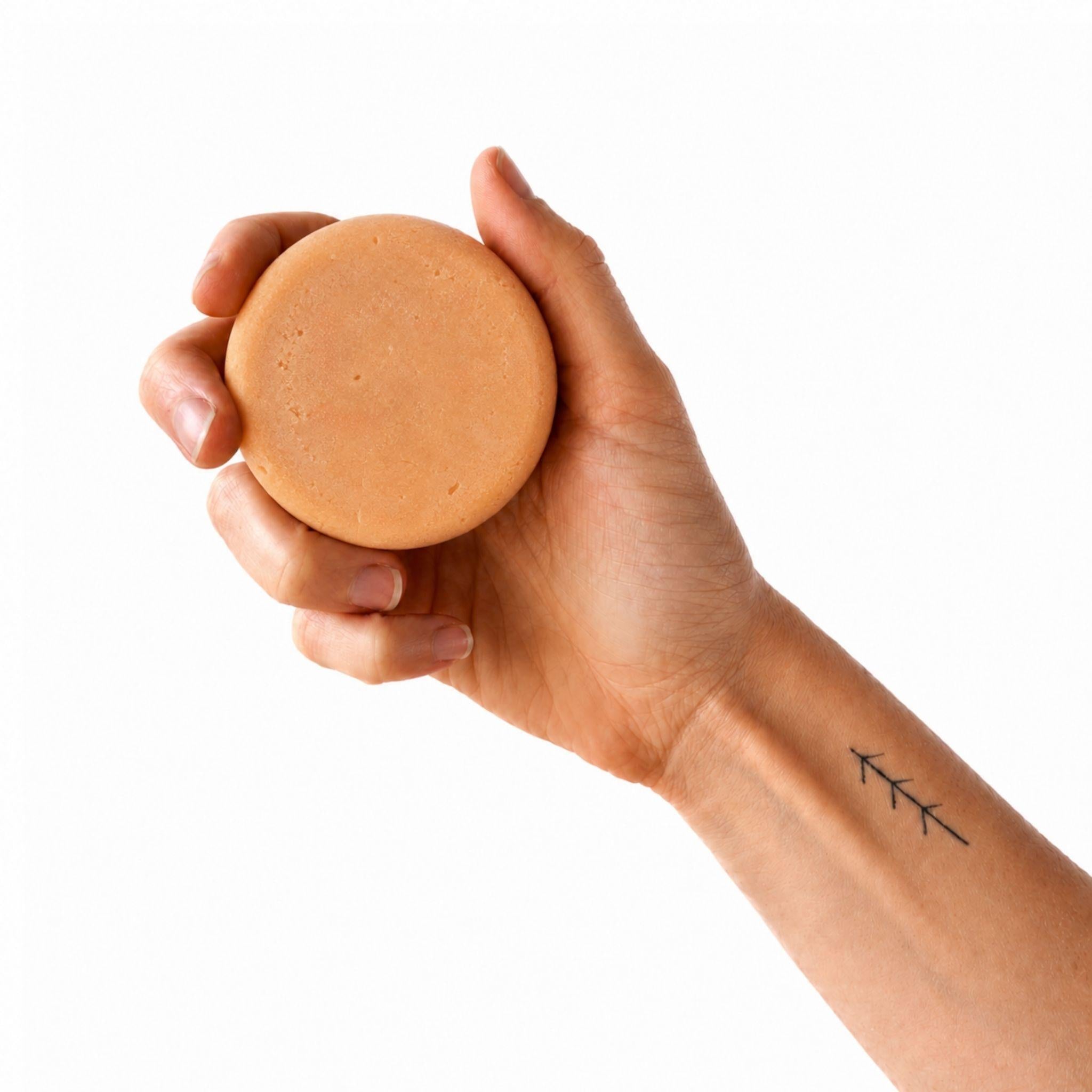 viva-la-body-haircare-shampoo-balance-bar-oily-hair-hand